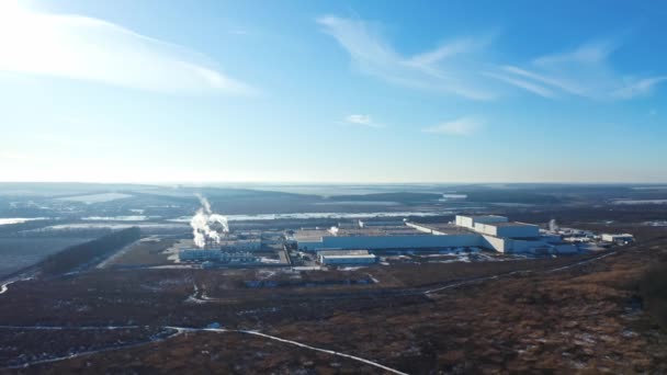 Fábrica Industrial Ambiente Bajo Cielo Azul Fabricación Entre Naturaleza Invierno — Vídeo de stock
