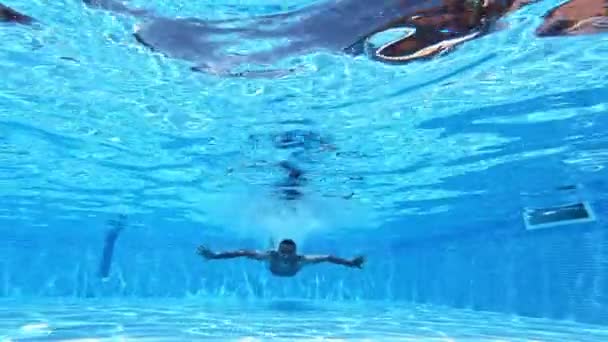在水下看到一个快乐的人在游泳 男人正在游泳池里游泳 用手在镜头前展示着他们的标志 — 图库视频影像