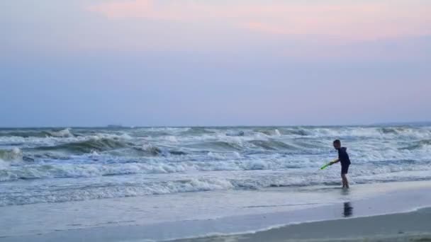 Αγοράκι Παίζει Νερό Στην Παραλία Χαριτωμένο Παιδί Απολαμβάνει Παιχνίδι Του — Αρχείο Βίντεο