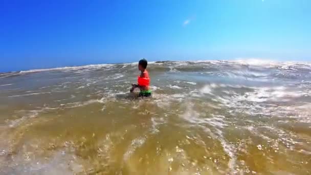 Denizde Oynayan Bir Çocuk Parlak Bir Yaz Günü Deniz Suyunda — Stok video