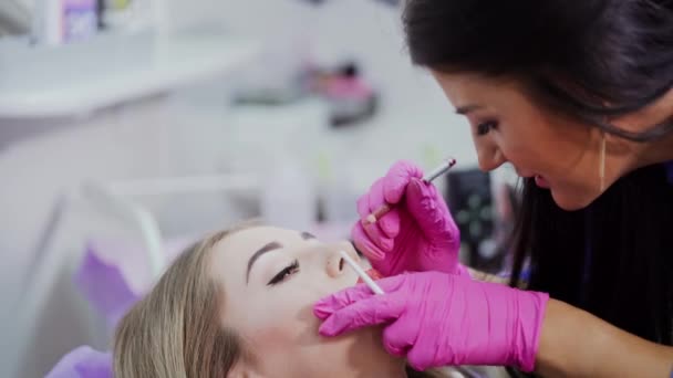 Procedura Cosmetica Del Tatuaggio Sulle Labbra Master Applicando Trucco Permanente — Video Stock
