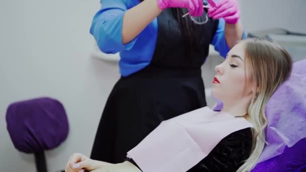 Młoda Kobieta Salonie Piękności Kosmetyk Przygotowuje Pacjentkę Przed Zabiegiem Tatuażu — Wideo stockowe