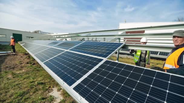 Solar Panels Installation Blue Sky Workers Install Innovative Solar Batteries — Stock Video