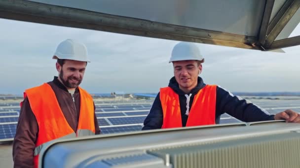 Technologie Solární Generace Mužští Pracovníci Ochranných Uniformách Zajišťují Instalaci Solárních — Stock video