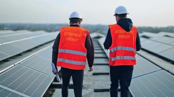 Energía Verde Alternativa Estación Solar Vista Trasera Dos Trabajadores Granja — Vídeo de stock
