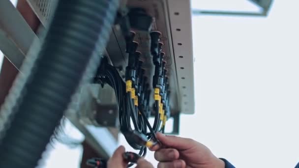 Рабочая Рука Соединяет Электрооборудование Электрик Подключает Черные Провода Электрической Системе — стоковое видео