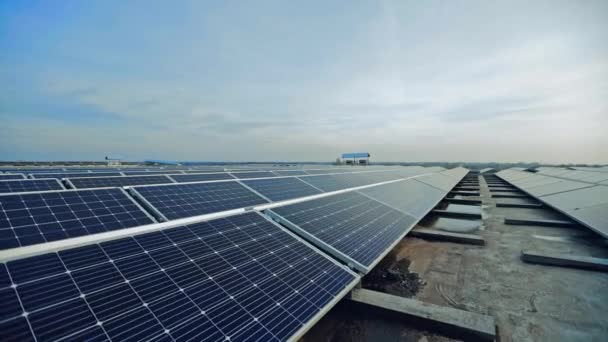 Solarpark Blaue Photovoltaik Sonnenkollektoren Sammeln Sonnenlicht Alternative Energiequelle Solarkraftwerk Freien — Stockvideo