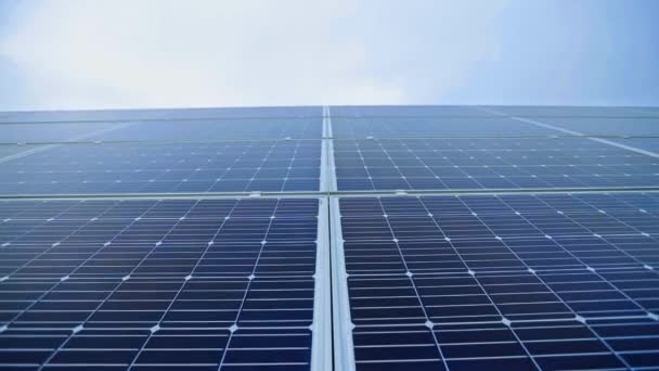 Modrý Solární Panel Pod Jasnou Oblohou Fotovoltaická Baterie Slunci Obnovitelná — Stock video