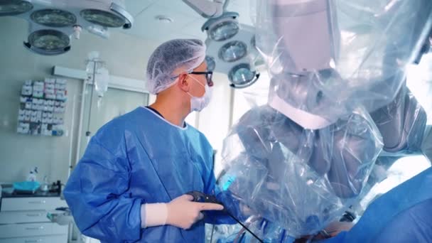 Medische Specialist Buurt Van Het Robotapparaat Chirurg Blauw Beschermend Uniform — Stockvideo