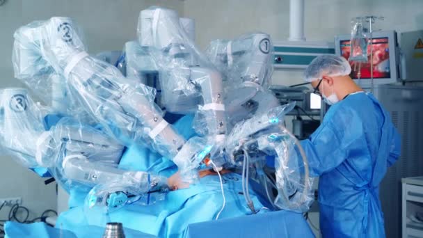 Futuristisk Kirurgi Operationssalen Läkare Medicinsk Uniform Nära Den Moderna Roboten — Stockvideo