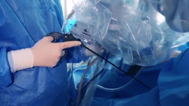 Kirurgen Sköter Robotar Operationssalen Modern Medicinsk Maskin Mikrokirurgi Vinci Systemet — Stockvideo