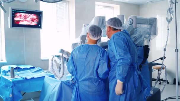 Operace Futuristickým Vybavením Pohled Zezadu Dva Doktory Kteří Dívají Obrazovku — Stock video
