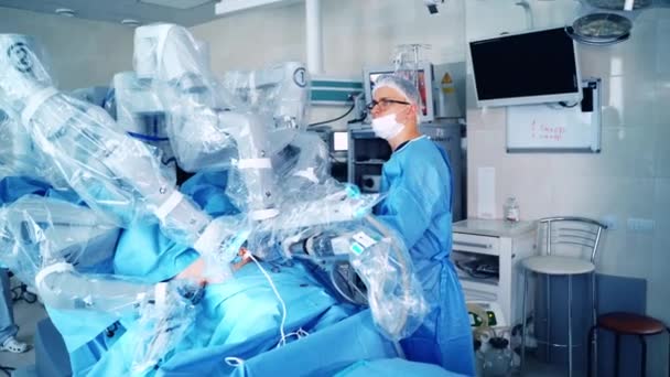 수술실에서 장비는 병원에서 작동합니다 의료복을 외과의사는 로봇을 사용합니다 — 비디오