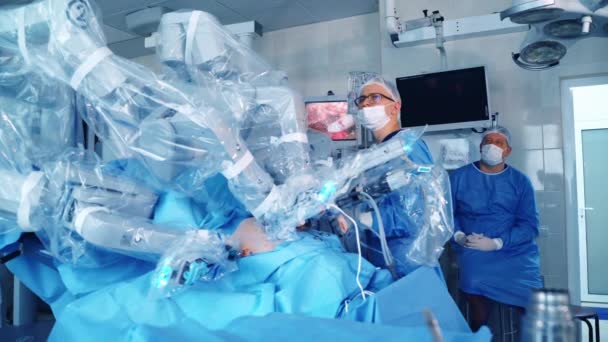 Operation Mit Futuristischem Roboter Spezialisten Medizinischen Uniformen Und Masken Führen — Stockvideo