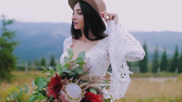 Doğanın Içinde Bir Buket Çiçekli Seksi Kız Şapkalı Beyaz Elbiseli — Stok video
