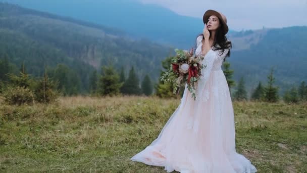Vacker Kvinna Bröllopsklänning Med Bukett Utomhus Full Längd Porträtt Ung — Stockvideo