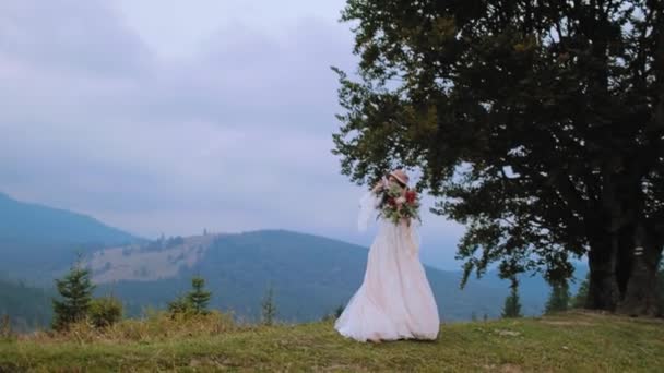 Menyasszony Fehér Ruhában Közel Zöld Fához Gyönyörű Hosszú Fehér Ruha — Stock videók