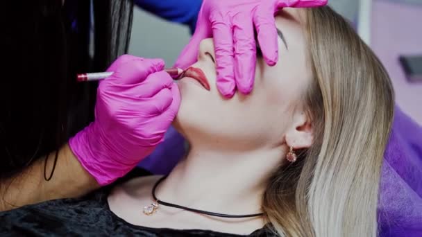 Αισθητική Επέμβαση Στα Χείλη Ινστιτούτο Αισθητικής Master Ροζ Γάντια Λατέξ — Αρχείο Βίντεο