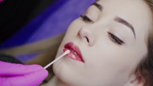 永久リップメイク 化粧品学者は美しい女性の顧客に唇の化粧品のプロシージャを終えます クローズアップ — ストック動画