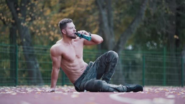 Snygg Idrottare Dricker Vatten Utomhus Stark Skjorta Man Med Muskulös — Stockvideo