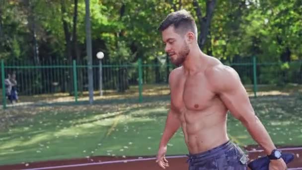 Μυώδης Άνδρας Γυμνάζεται Στην Ύπαιθρο Αθλητικός Αθλητής Χωρίς Πουκάμισο Γυμνάζεται — Αρχείο Βίντεο