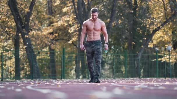 Açık Havada Kaslı Sporcu Sportif Vücutlu Üstsüz Bir Adam Stadyumda — Stok video
