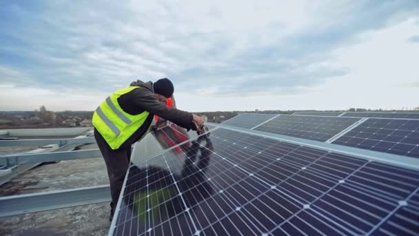 Техник Устанавливает Солнечную Батарею Рабочие Устанавливают Новые Фотоэлектрические Панели Солнечные — стоковое видео