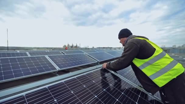 Установка Солнечных Батарей Солнечной Ферме Рабочий Устанавливает Фотоэлектрические Солнечные Панели — стоковое видео