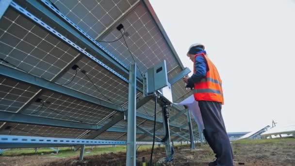 Instalando Painel Solar Homem Técnico Uniforme Especial Conecta Painel Fotovoltaico — Vídeo de Stock