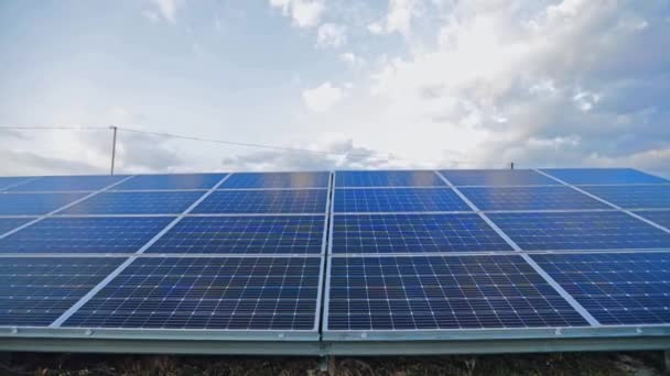 Blauw Zonnepaneel Onder Het Zonlicht Fotovoltaïsche Batterij Onder Hemel Duurzame — Stockvideo