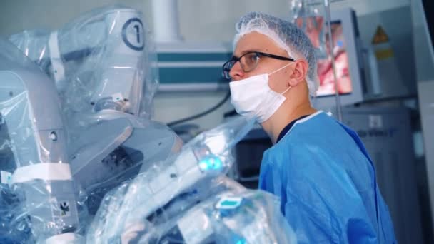 Robotassisterad Minimalt Invasiv Kirurgi Med Kirurgisk Robot Modern Automatisk Medicinteknisk — Stockvideo