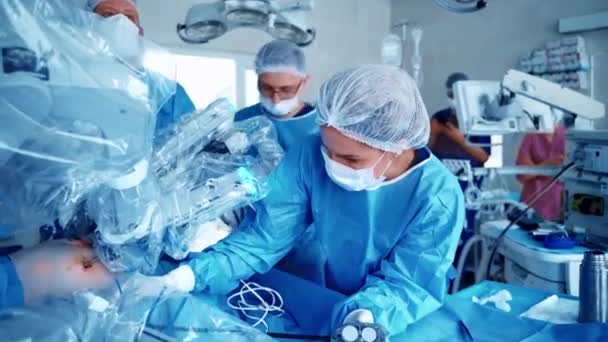 Een Team Chirurgen Voert Een Delicate Operatie Uit Met Behulp — Stockvideo