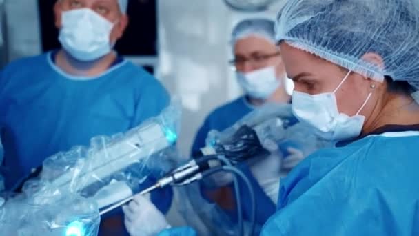 Robot Assisteerde Chirurgische Systeem Moderne Apparatuur Operatiekamer Teamchirurg Aan Het — Stockvideo