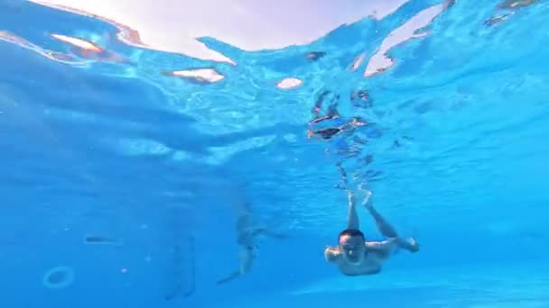 Przystojny Młody Człowiek Pływanie Basenie Podwodne Widoki — Wideo stockowe