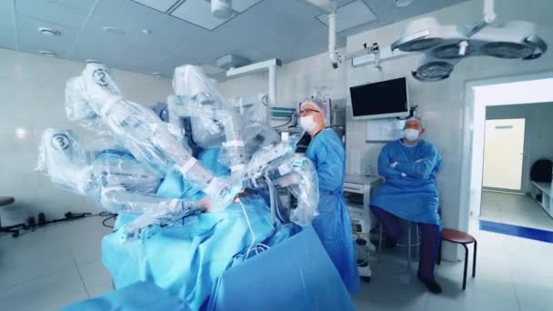 ロボットは外科システムを支援した 医療ロボット オペレーティングロボット技術の手術 — ストック動画
