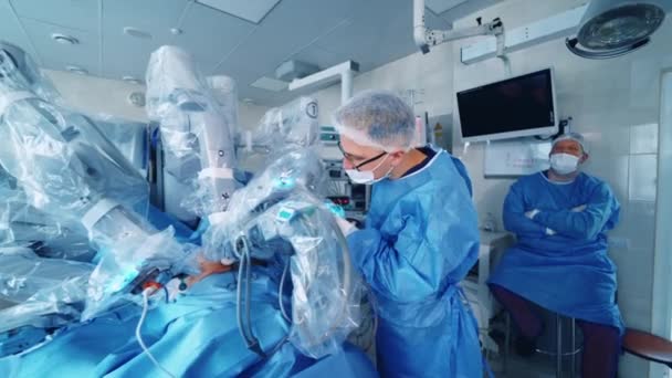 Cirugía Robótica Grupo Cirujanos Quirófano Con Equipo Quirúrgico Futuro Medicina — Vídeos de Stock