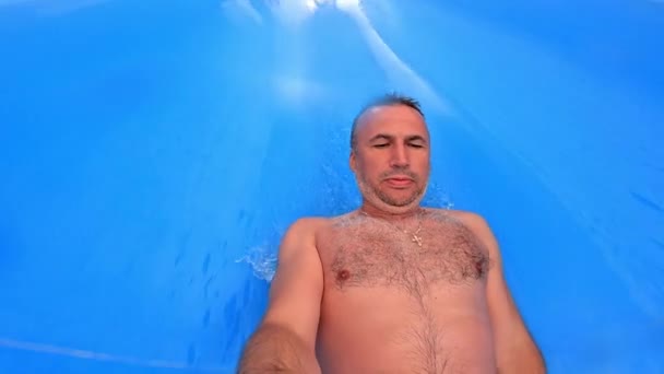 Homem Divertindo Uma Corrediça Água Parque Aquático — Vídeo de Stock