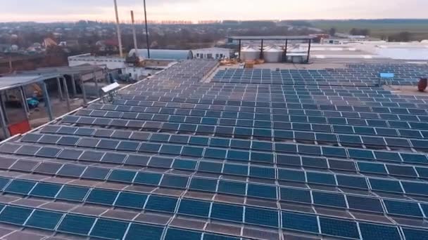 安装在屋顶上的光电太阳能电池板 太阳能电池板吸收阳光作为能源 以发电创造可持续能源 — 图库视频影像
