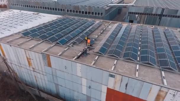 Pannelli Solari Sul Tetto Ingegneri Che Installano Batterie Solari Fotovoltaiche — Video Stock