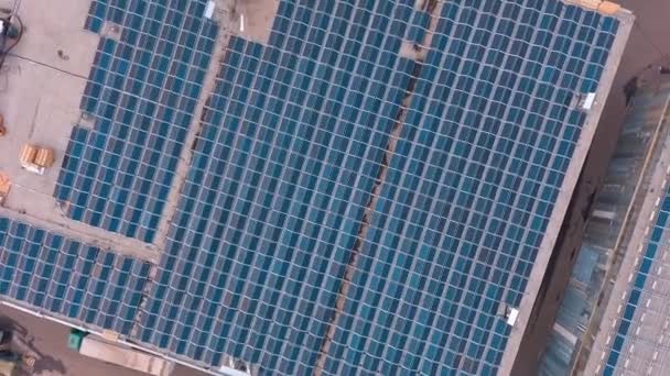 Viele Sonnenkollektoren Auf Dem Dach Eines Industriegebäudes Gebäude Mit Sonnenkollektoren — Stockvideo