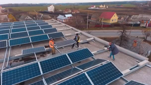 Montering Solpaneler Taket Byggnaden Arbetarna Sätter Nytt Solbatteri Taket Förnybar — Stockvideo