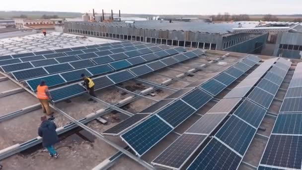 Lavoratori Che Installano Pannelli Solari Sul Tetto Moderni Pannelli Solari — Video Stock