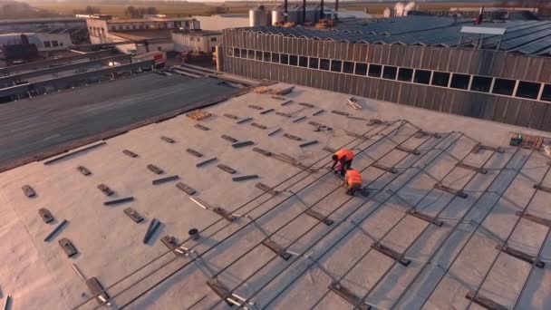 Çatıya Güneş Panelleri Kurun Şçiler Büyük Bir Binanın Çatısına Güneş — Stok video