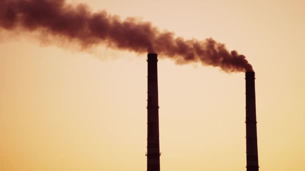 Tubos Industriais Com Fumaça Escura Pôr Sol Fumaça Química Suja — Vídeo de Stock