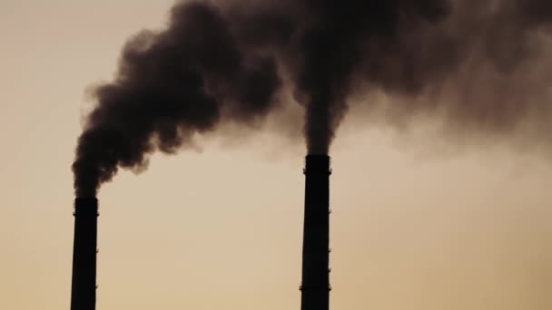 Svart Tät Rök Kommer Från Industrirör Kemisk Rök Förorenar Atmosfären — Stockvideo