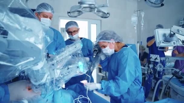 Operação Médica Envolvendo Robô Especialista Coloca Dispositivo Robótico Uma Máquina — Vídeo de Stock