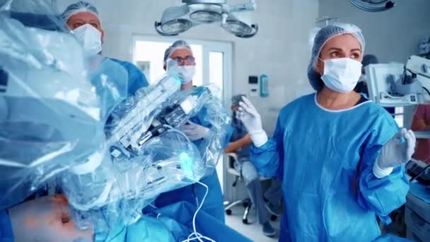 Sala Operacyjna Chirurgiczny Robot Operujący Pracownicy Medyczni Pobliżu Nowoczesnego Sprzętu — Wideo stockowe