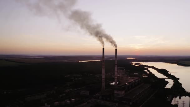 Fábrica Industrial Perto Rio Fumo Nocivo Entra Noite Planta Metalúrgica — Vídeo de Stock