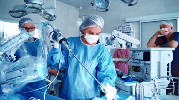 유니폼을 외과의사들은 로봇과 일합니다 로봇과 관련된 의학적 새로운 장비를 — 비디오