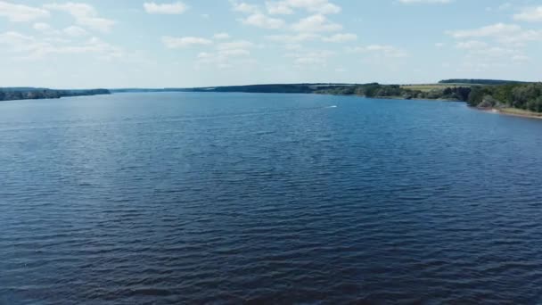 Широка Річка Блакитною Водою Літає Над Прекрасним Озером Вдень Панорамний — стокове відео